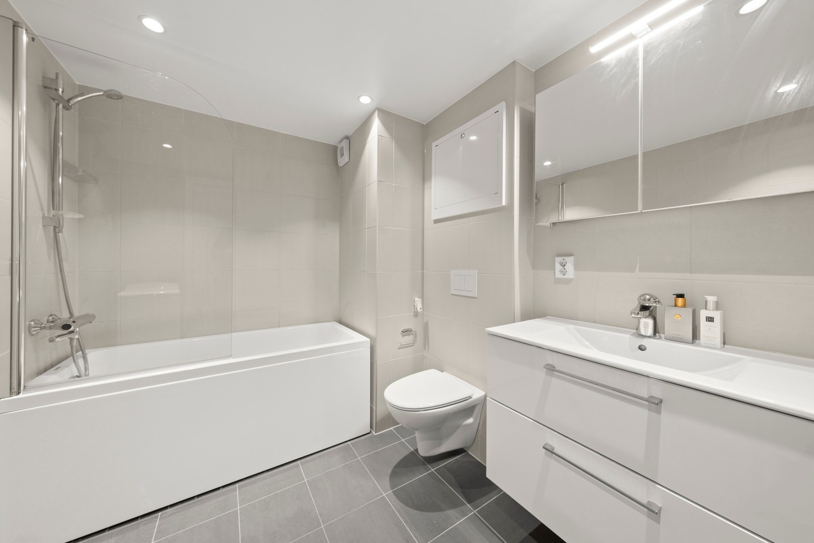 Pent flislagt bad med varmekabler gir et stilrent uttrykk og behagelig gulvvarme for ekstra komfort. Galleribilde