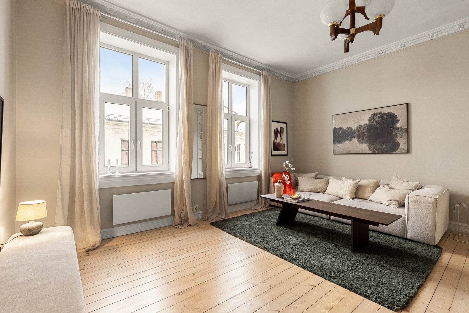 Kombinasjonen av en generøs takhøyde på ca. 2,9 m, store vinduer og en gjennomgående planløsning gir en lys og innbydende leilighet. Galleribilde