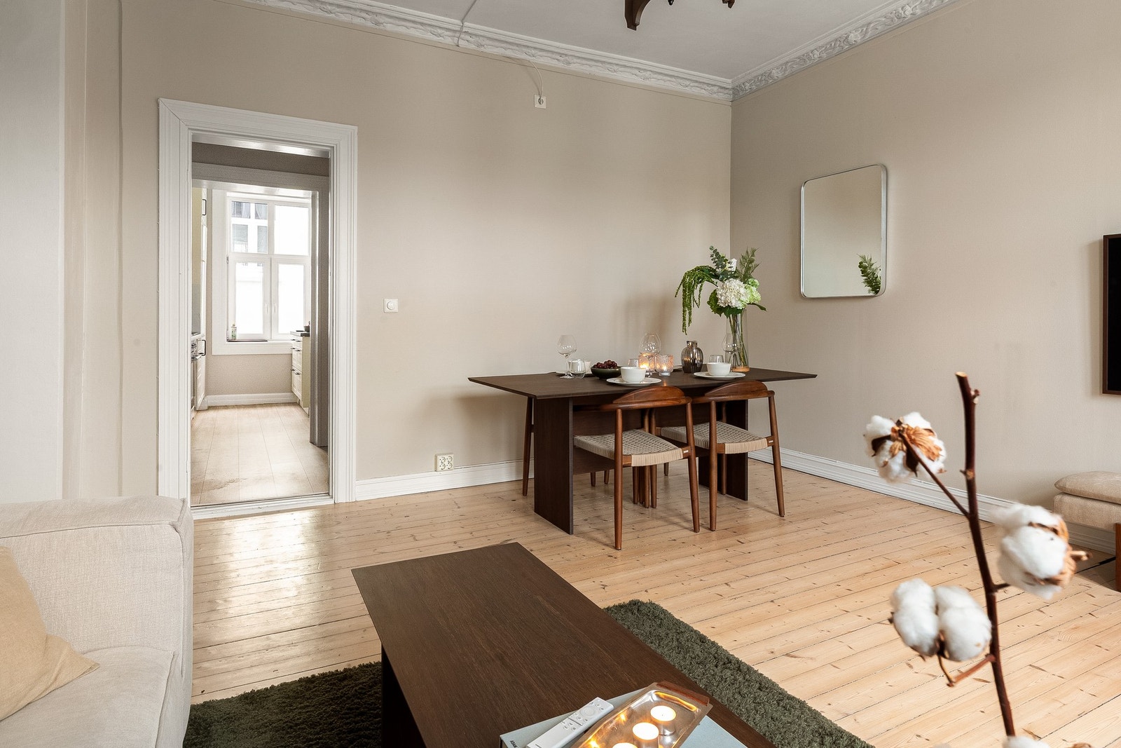 God plass til et stort spisebord for sosiale lag. Selgers spisebord avbildet er 180 cm. Galleribilde