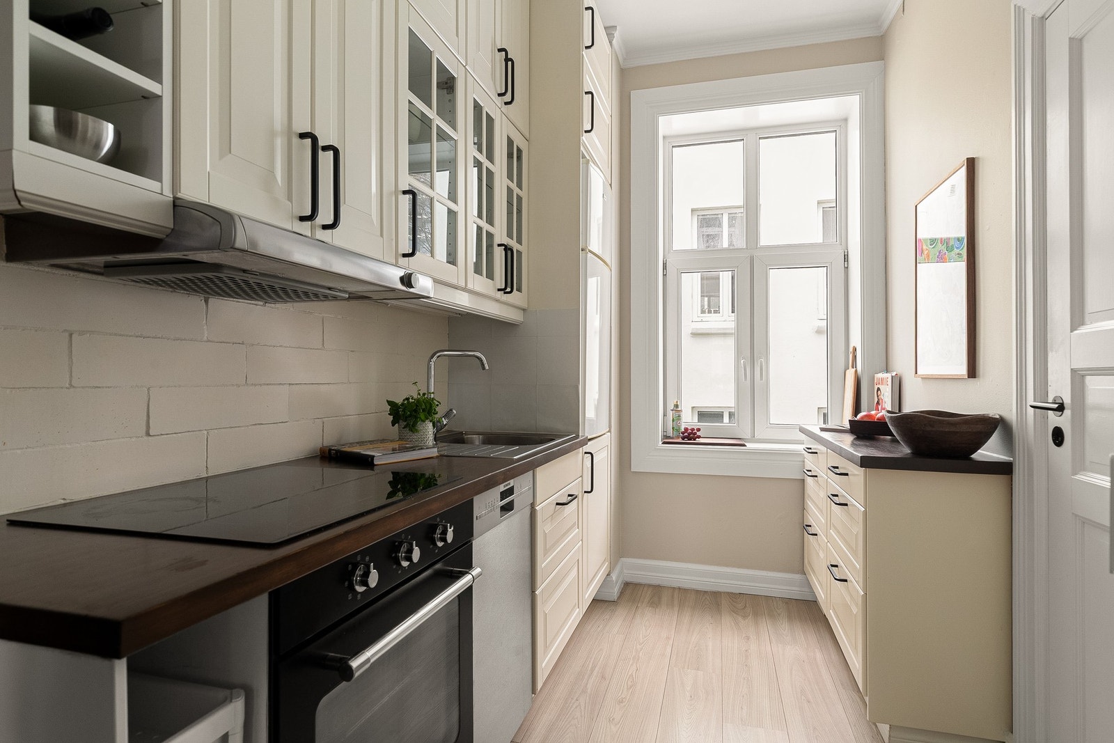 Kjøkkenet har integrert platetopp, oppvaskmaskin, stekeovn og et frittstående kjøleskap. Galleribilde