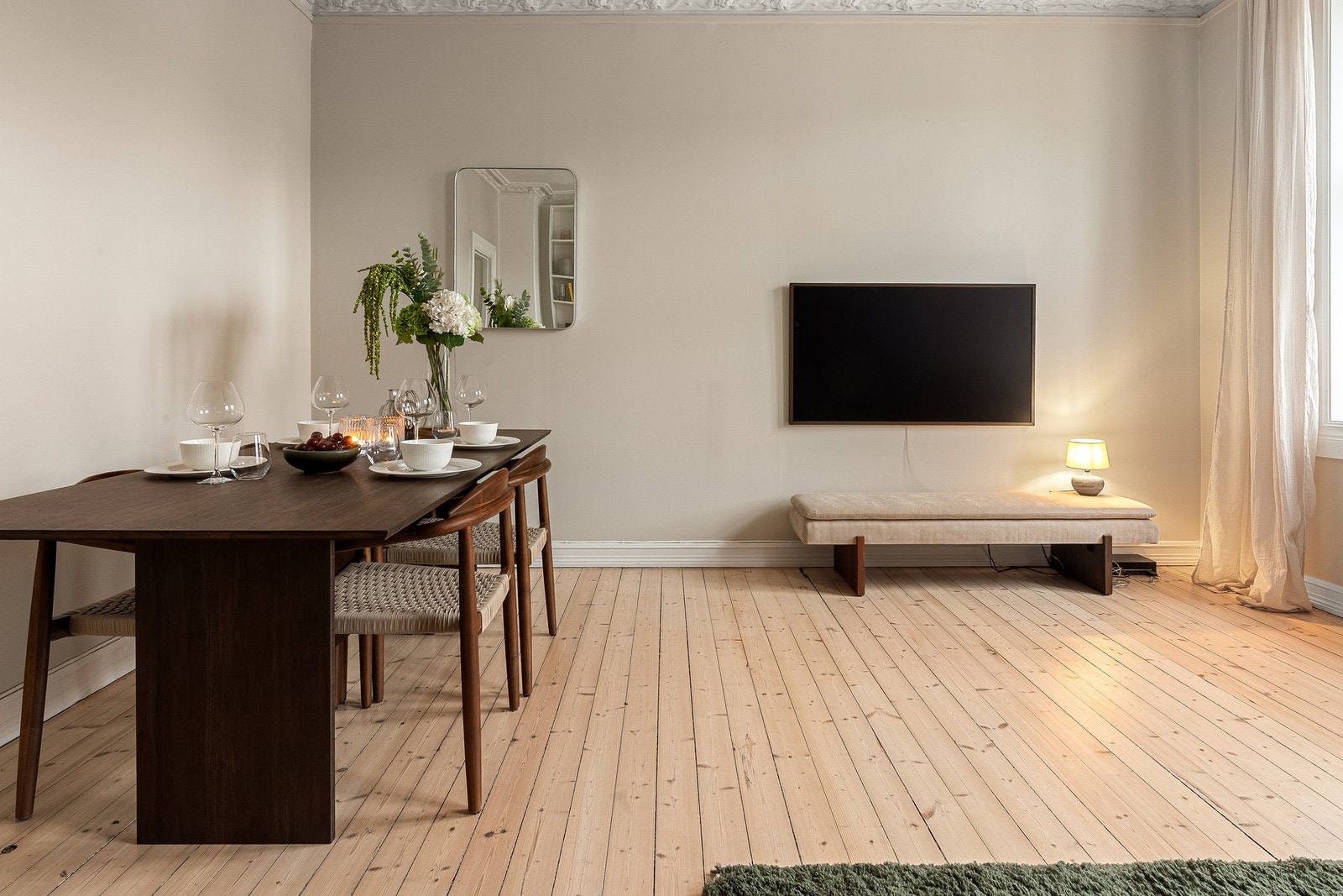 Leiligheten ligger i en klassisk gård med bl.a. rosett, stukkatur og flotte og originale tregulv. Galleribilde