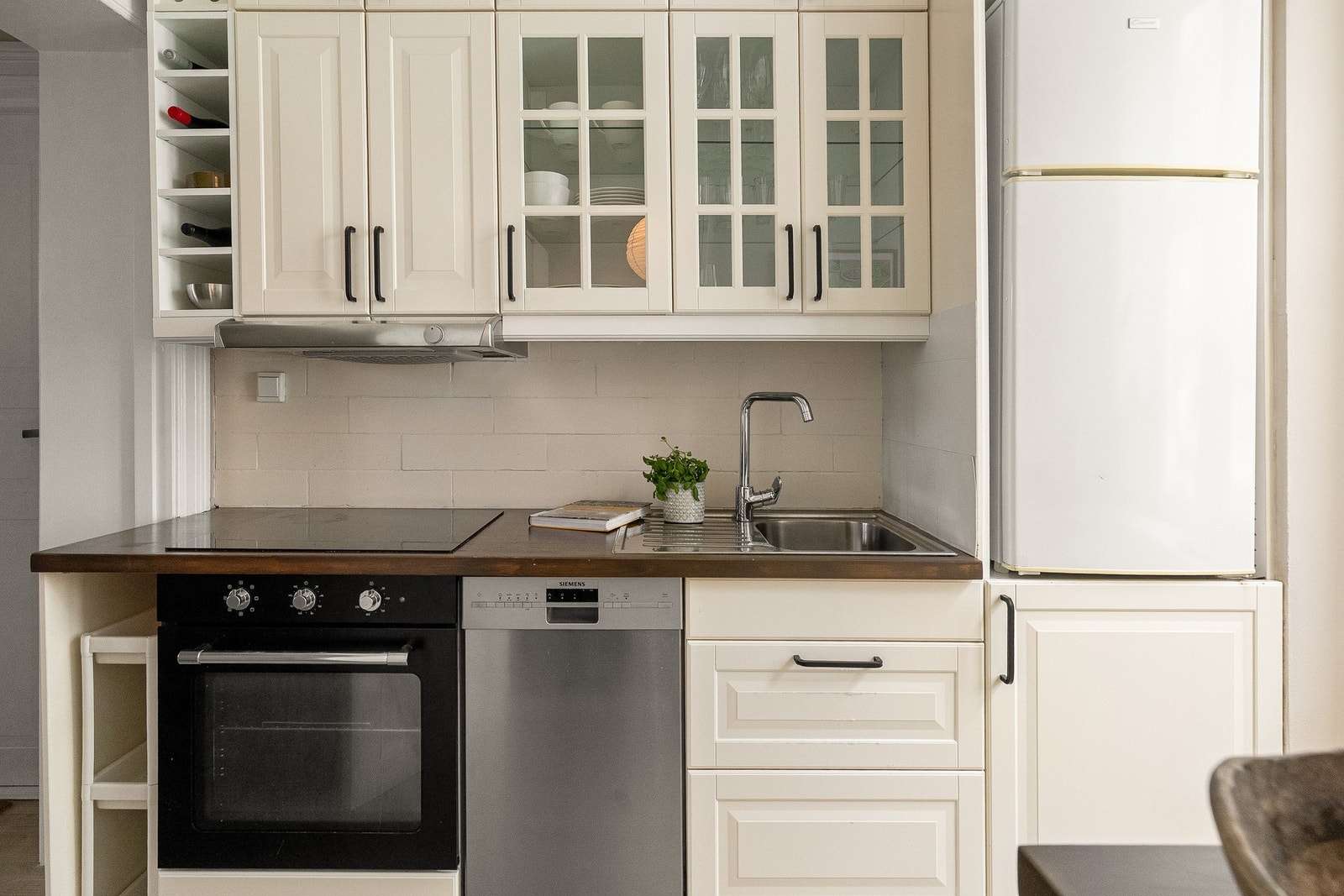 Lys, profilert innredning og laminat benkeplate. Galleribilde