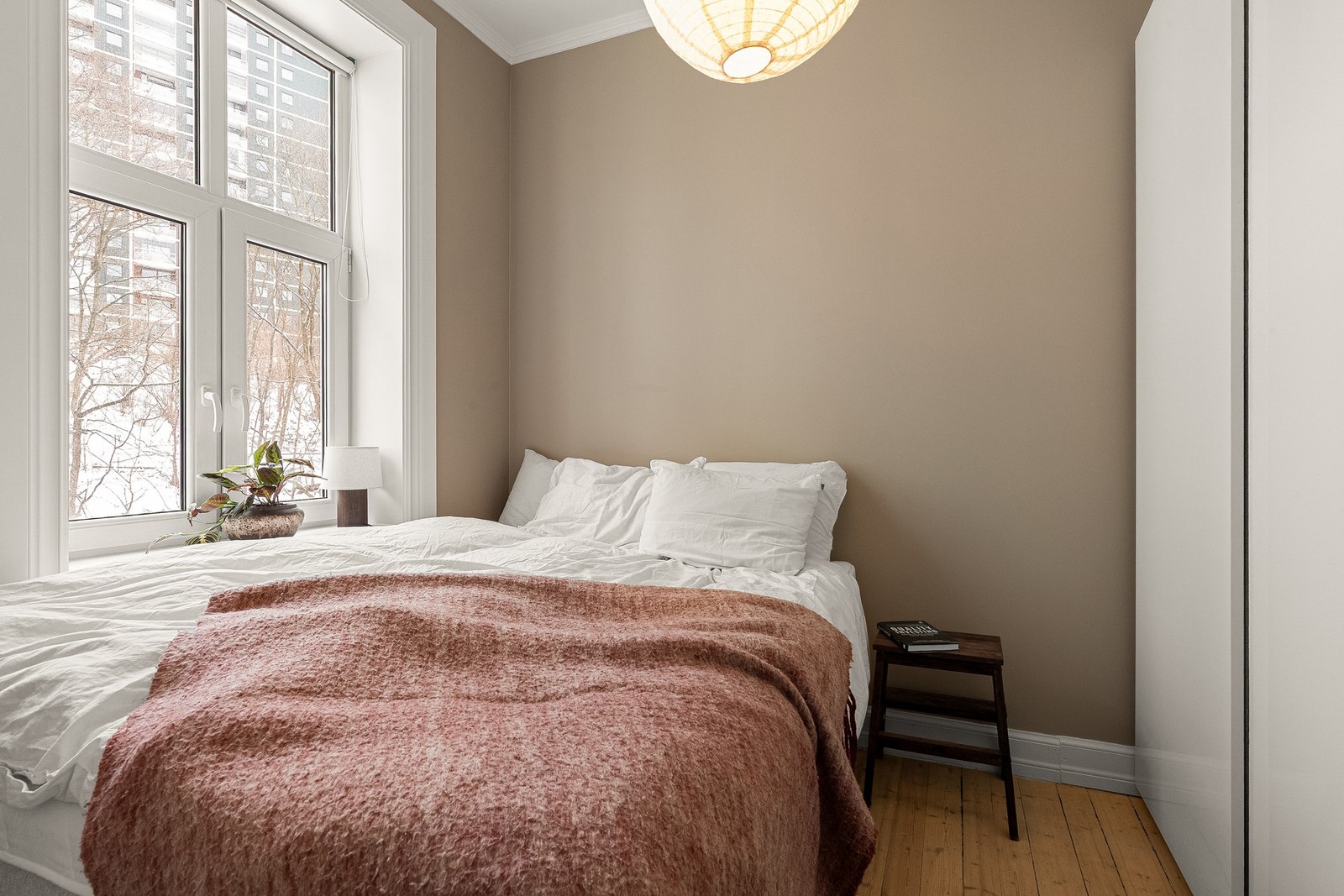 Via kjøkkenet tar man seg inn til leilighetens soverom, vendt mot rolig bakgård. Galleribilde