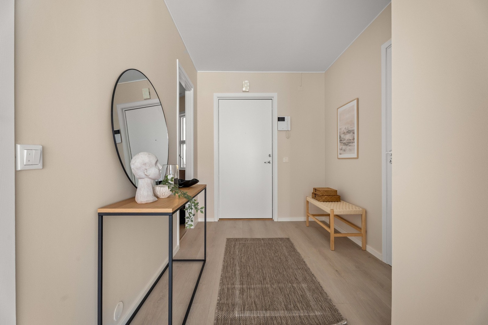 God plass til garderobeløsning og oppbevaring av yttertøy og sko. Galleribilde