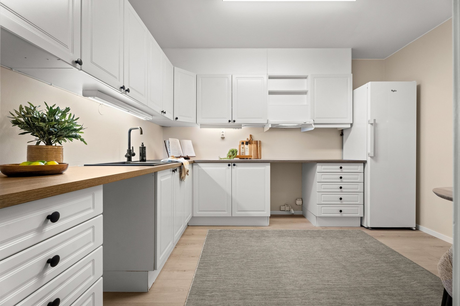 Praktisk kjøkken med malte flater, slett hvitmalt som gir et rent og tidløst uttrykk. Galleribilde