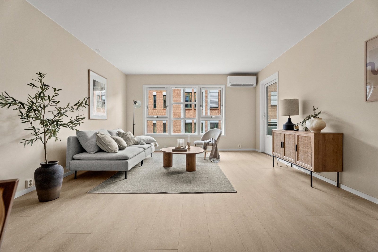 I stuen er det luft til luft varmepumpe fra 2022. Galleribilde