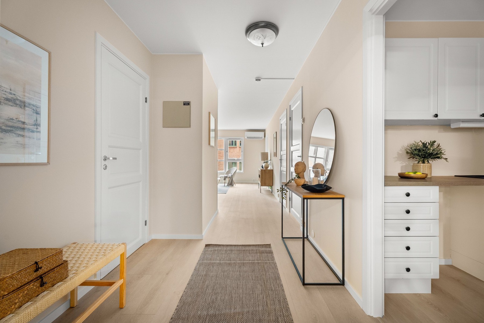 Lys og innbydende entré med malte flater i slett hvitmalt utførelse. Galleribilde