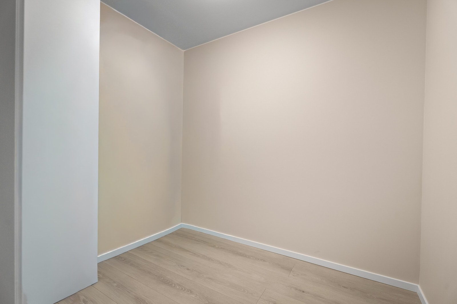 Romslig bod velegnet til oppbevaring av sesongutstyr, sportsutstyr eller ekstra inventar. Galleribilde