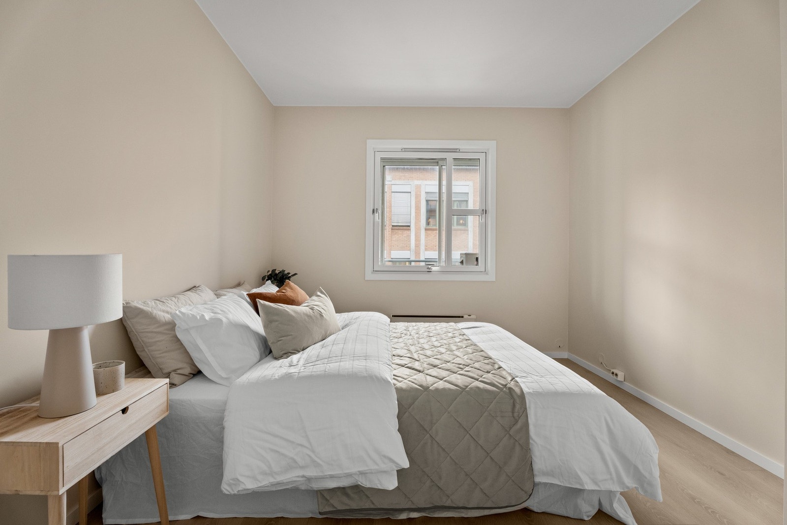 Trivelig soverom med malte flater, slett hvitmalt som gir en rolig atmosfære. Galleribilde