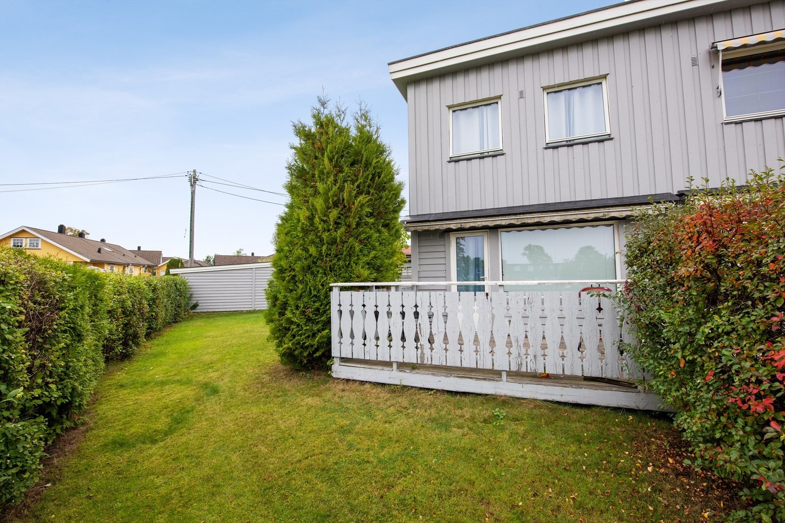 Boligen ligger fint til på enden av rekken og er del av et trivelig borettslag. Galleribilde