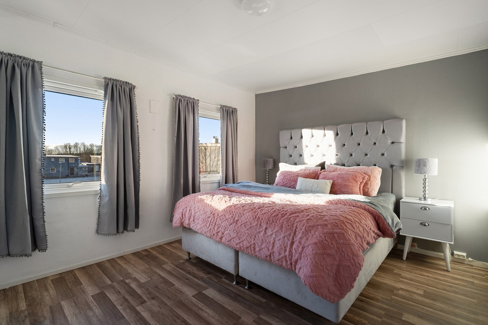 Soverom 1 er det største soverommet. Rommet er utstyrt med garderobe og har ellers god plass til både dobbeltseng og tilhørende møblement. Galleribilde