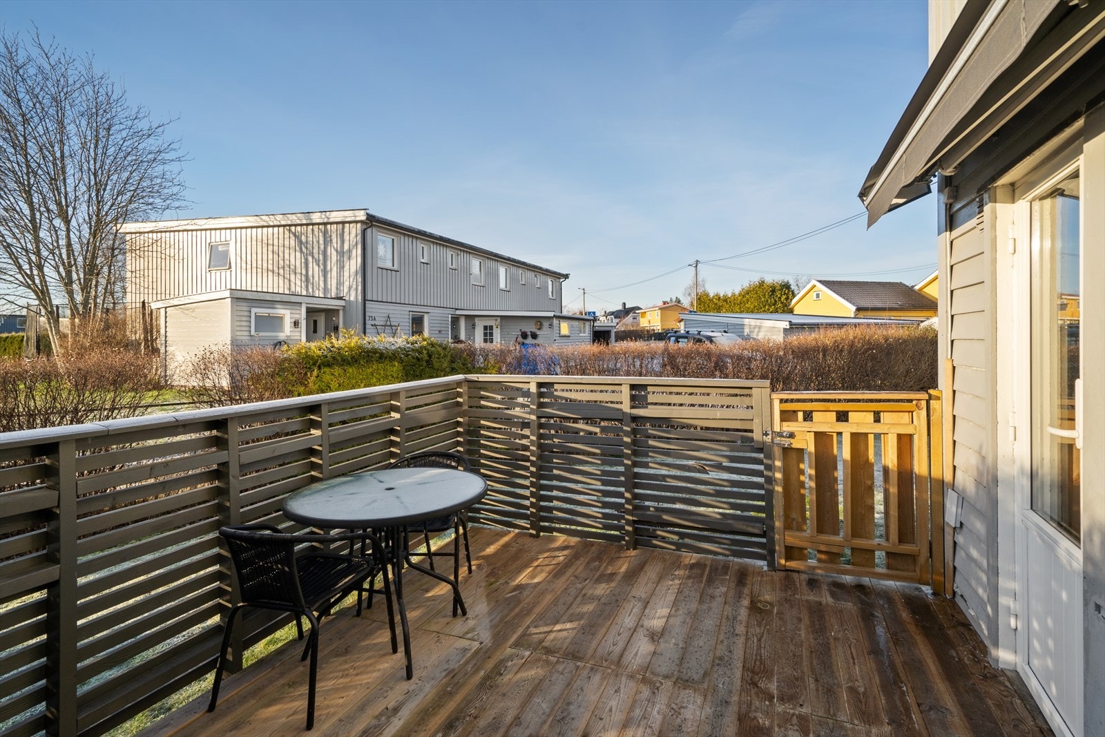 Med utgang fra stuen har man en romslig terrasse på 13 kvm hvor man har god plass til å møblere med sittegruppe. Uteområdet ligger solrik til, så her kan mange fine sommerdager nytes! Galleribilde