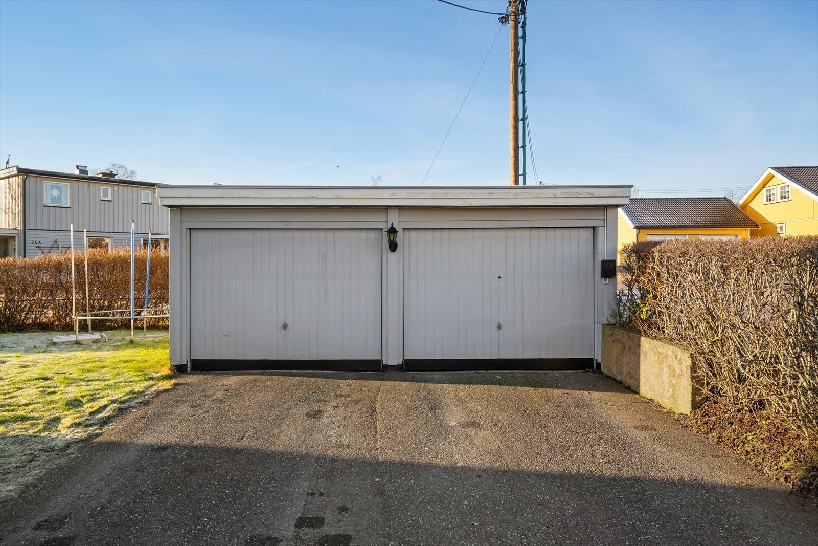 Boligen disponerer også en garasje til parkering. Galleribilde