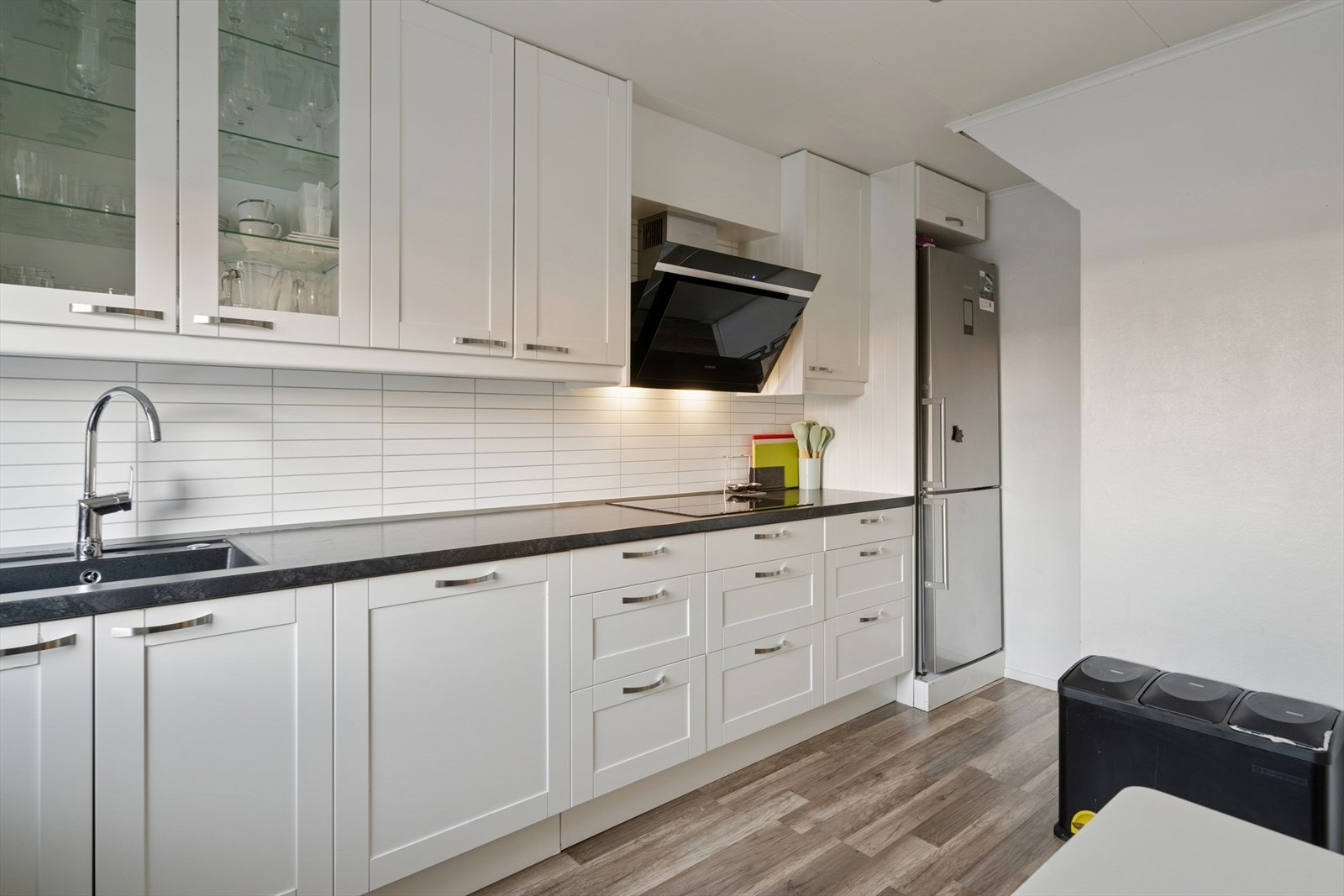 Plater bak benkeplaten gjør det enkelt å holde det rent med mat- og vannsøl. Galleribilde