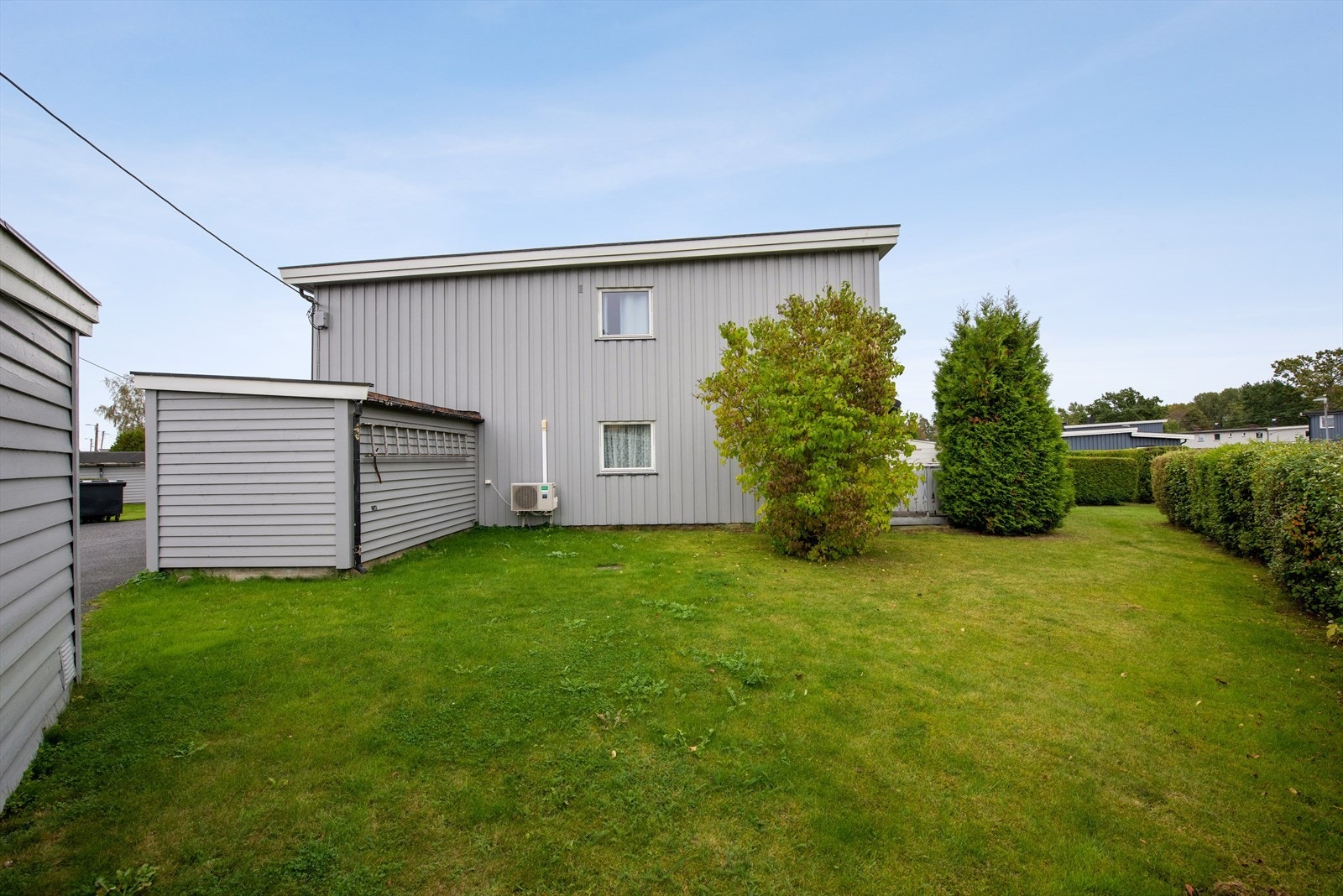 Tomten er felles eiet. Boligen har en romslig terrasse med utgang fra stuen som fører videre ut til en stor og skjermet hage som er innrammet av hekk og beplantet med prydbusker. Et flott uteområde hvor både store og små vil trives. Galleribilde