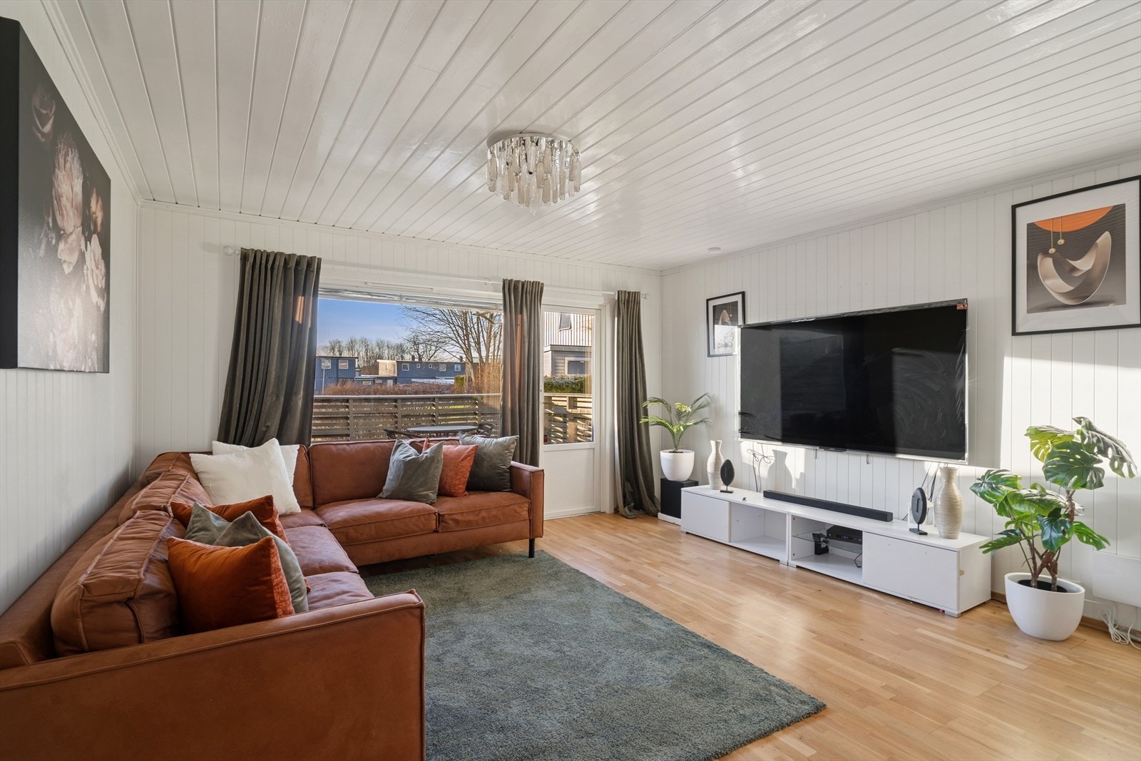 DNB Eiendom V/Nicolai Haug Kristiansen har gleden av å presentere Ekholtveien 77D - Et familievennlig og godt utnyttet enderekkehus med flott beliggenhet på populære Ekholt! Galleribilde