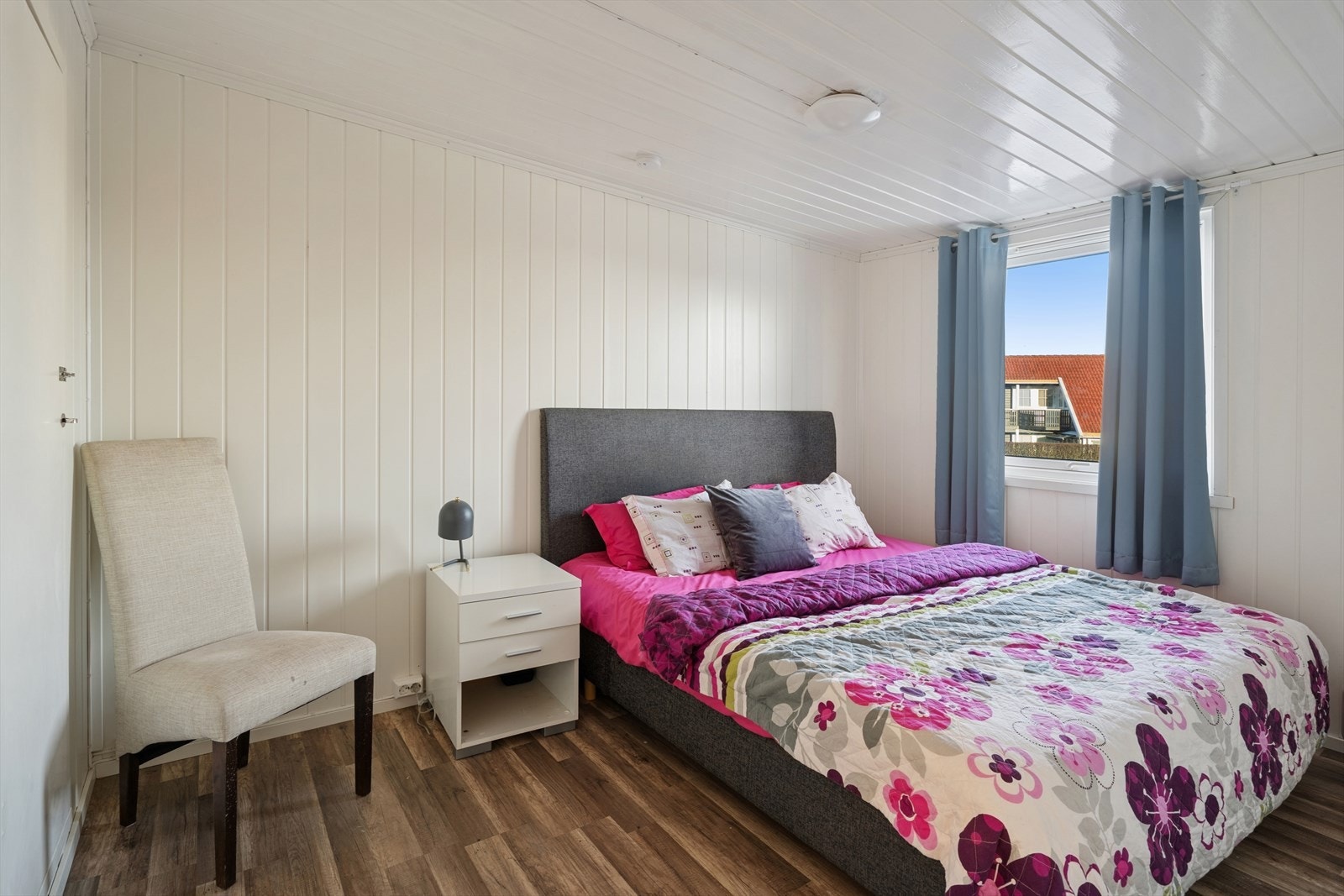 Soverom 2 er noe mindre, men også dette er et romslig soverom. Galleribilde