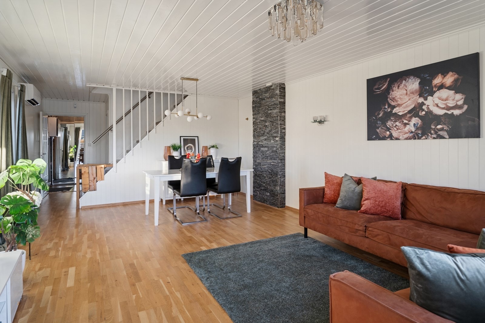 Stuen er ellers utstyrt med varmepumpe fra 2018 som sørger for god- og energieffektiv oppvarming. Galleribilde