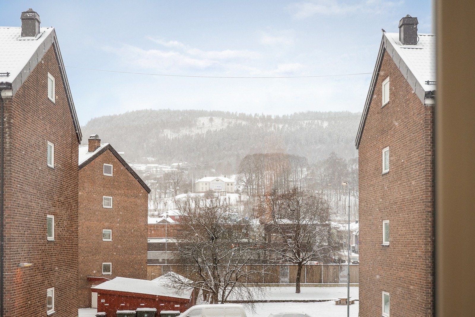Fin utsikt mot Austad og Austad gård Galleribilde