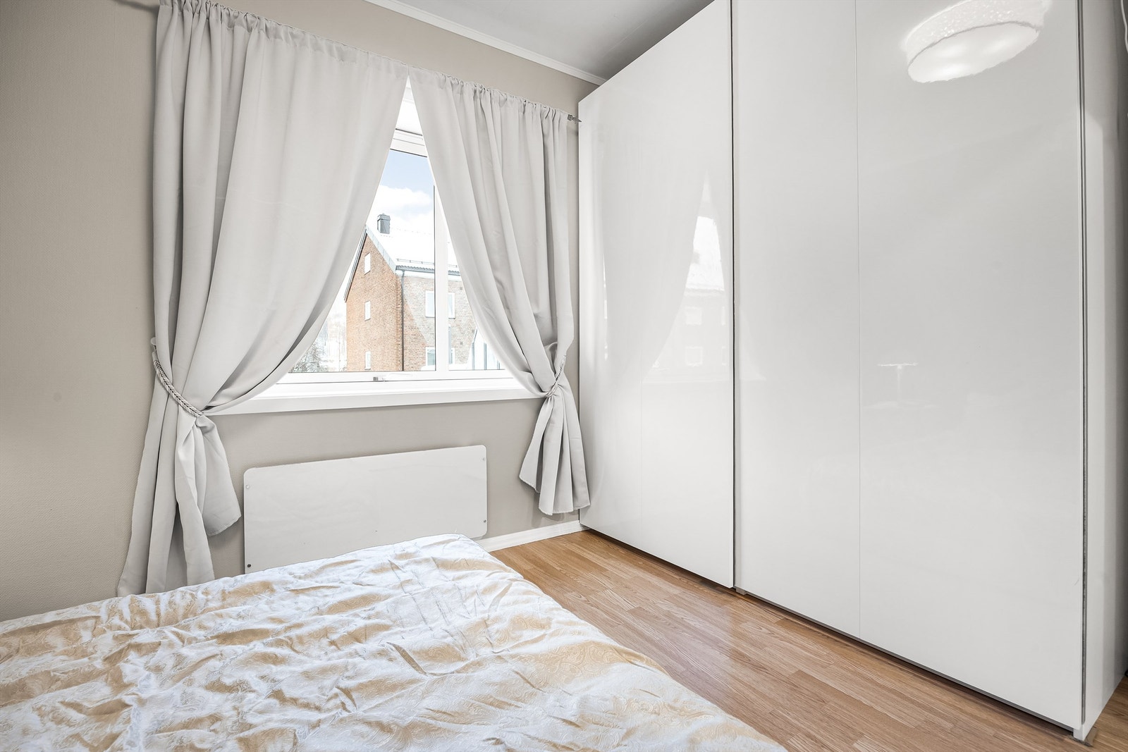 Romslig skyvedørsgarderobe i hvit samt glatt utførelse Galleribilde