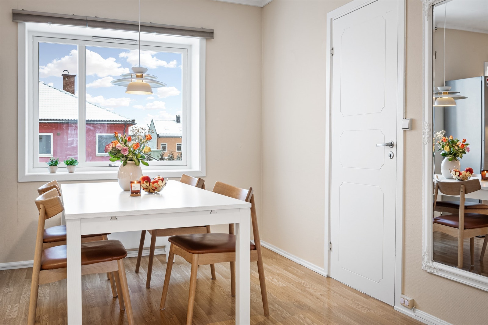 Mulighet for spiseplass ved vinduet på kjøkkenet Galleribilde