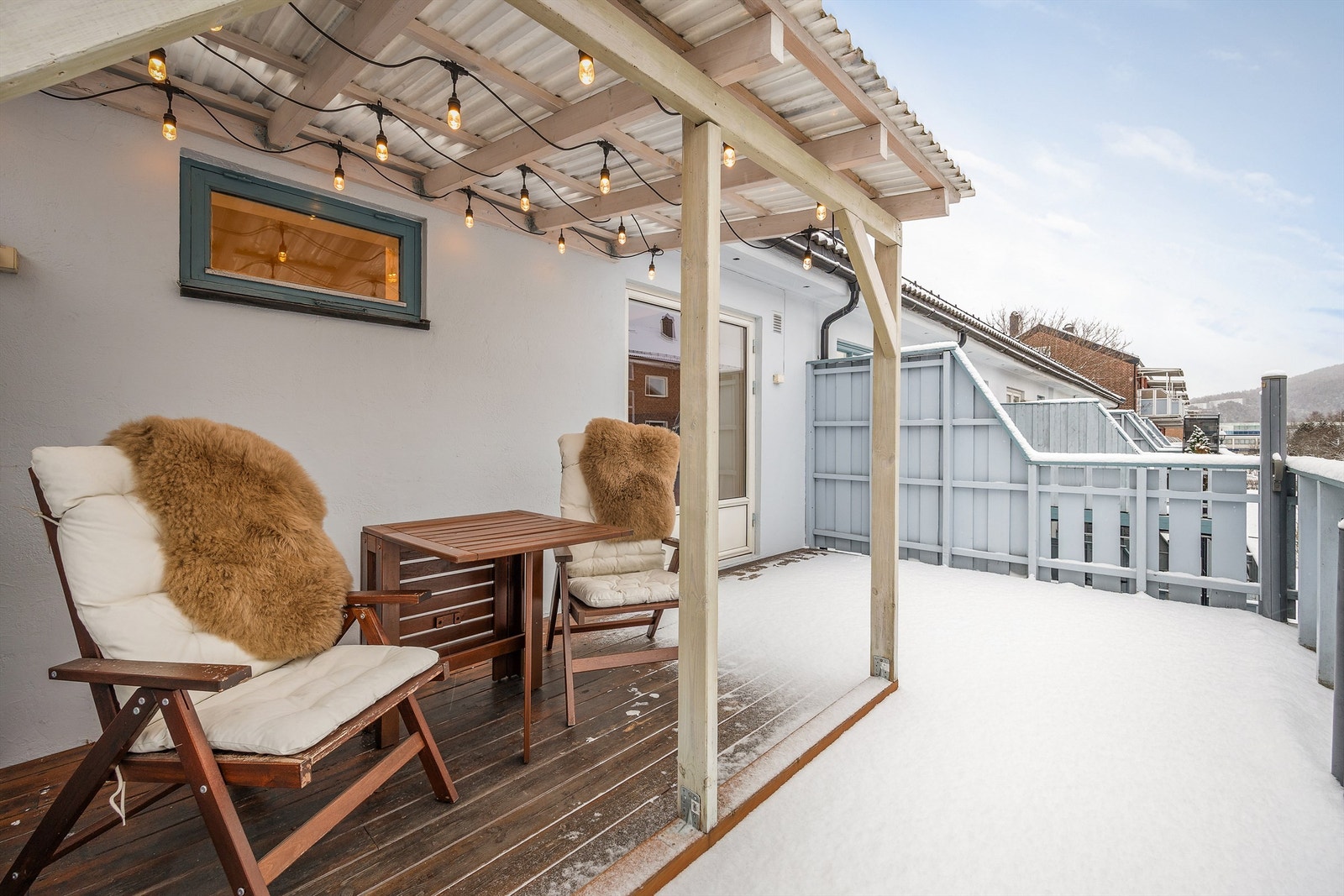 Altanen har sol fra ca. kl. 08.30 til 20.30 (midtsommerstid) iflg. selger Galleribilde