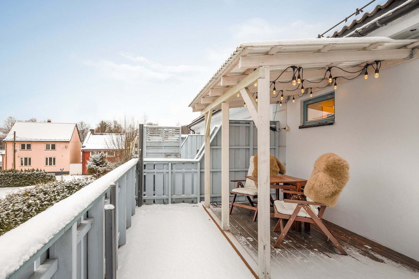 Sydvendt altan på ca. 16 kvm med takoverbygg fra 2023 (ikke byggemeldt/søkt om til kommunen eller styret) Galleribilde