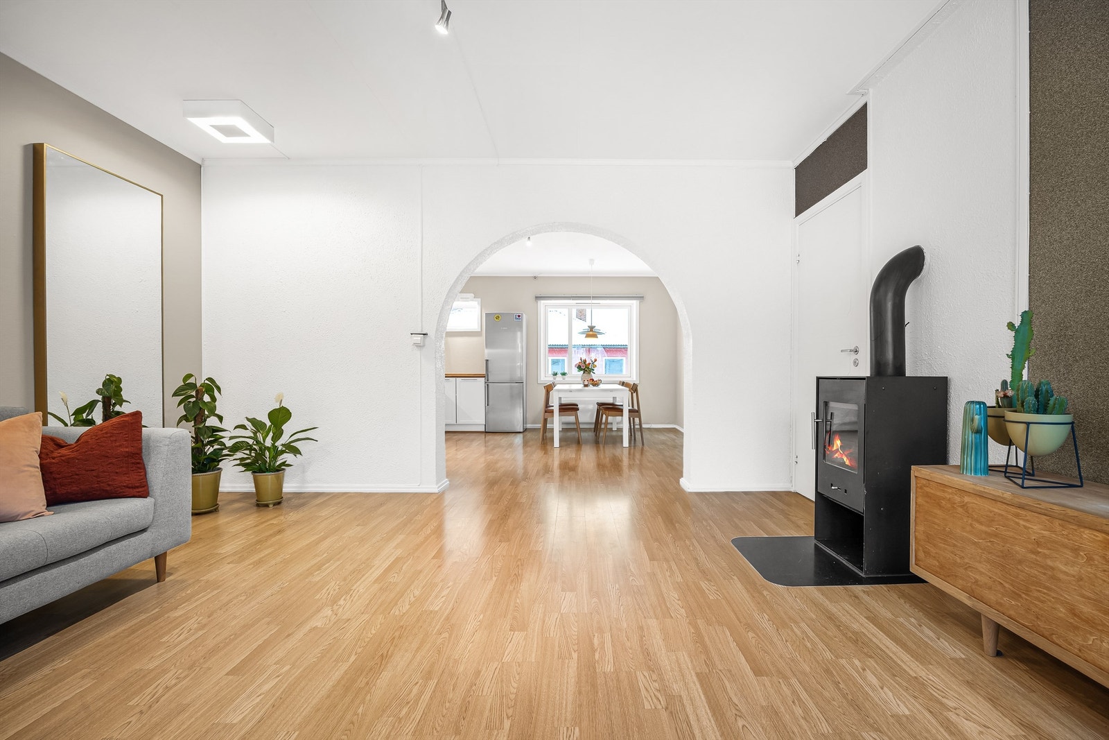 Delåpen løsning mot kjøkkenet som gir godt med gjennomlys i rommene Galleribilde