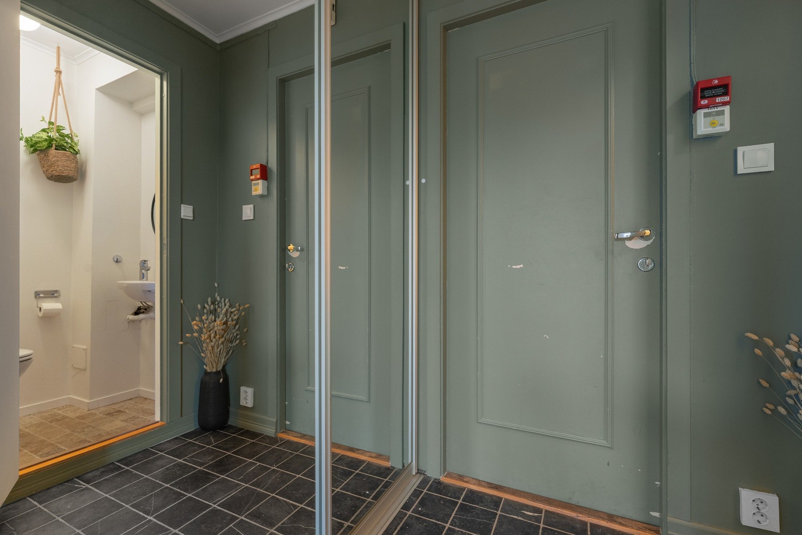 - Du ønskes velkommen inn i et flislagt inngangsparti med skyvedørsgarderobe som gir god oppbevaringsplass og en ryddig entrésone - Galleribilde