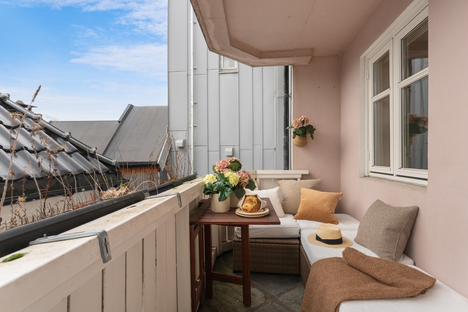 - Fra stuen har man utgang til den ene balkongen. Her er det gode solforhold på sommeren - Galleribilde