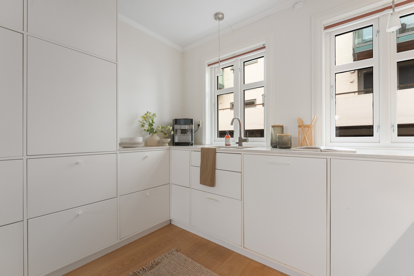 - Det er integrerte hvitevarer som stekeovn, platetopp, kjøleskap og oppvaskmaskin - Galleribilde