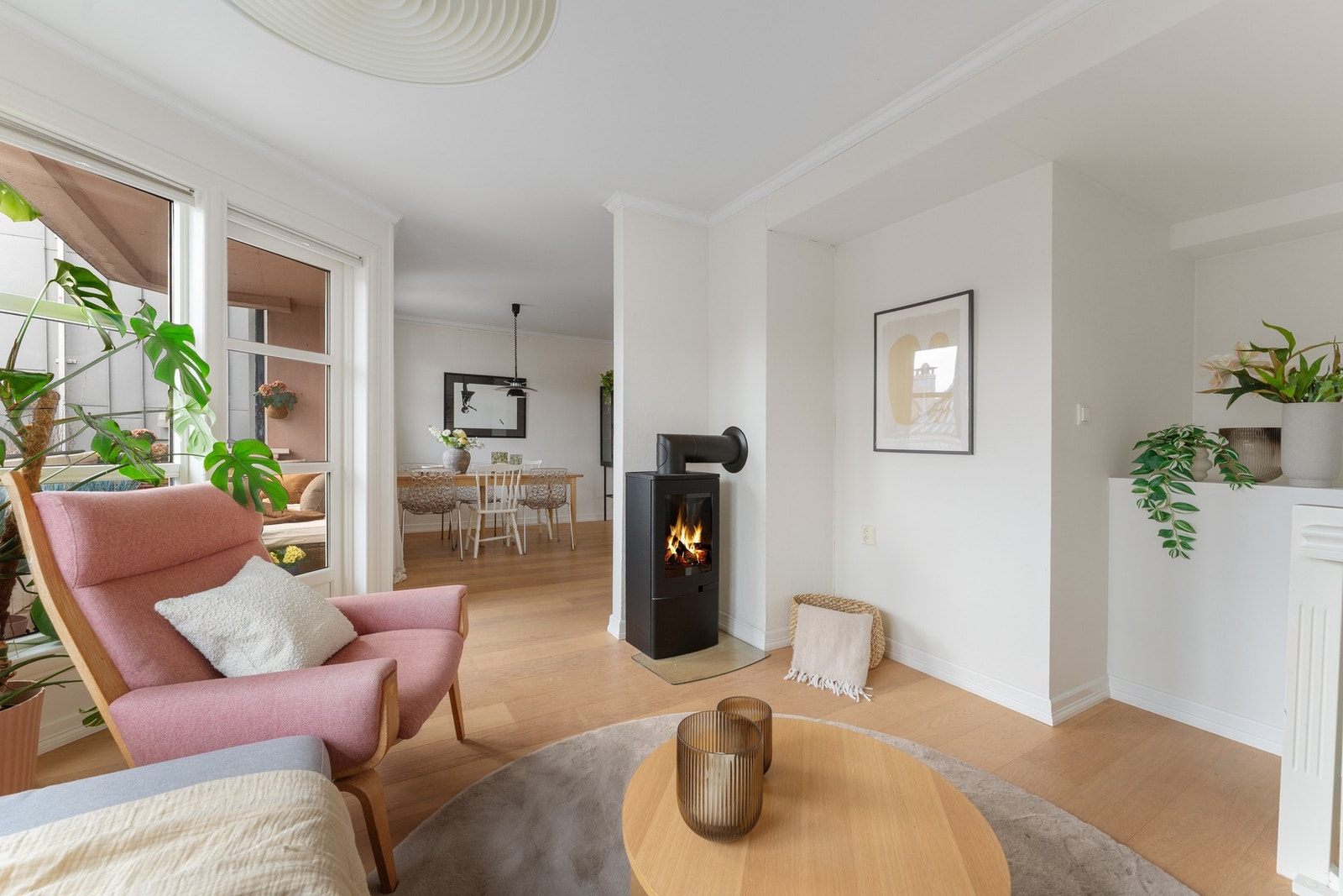 - I stuen er det peisovn som bidrar til ekstra lun stemning på kjølige dager - Galleribilde