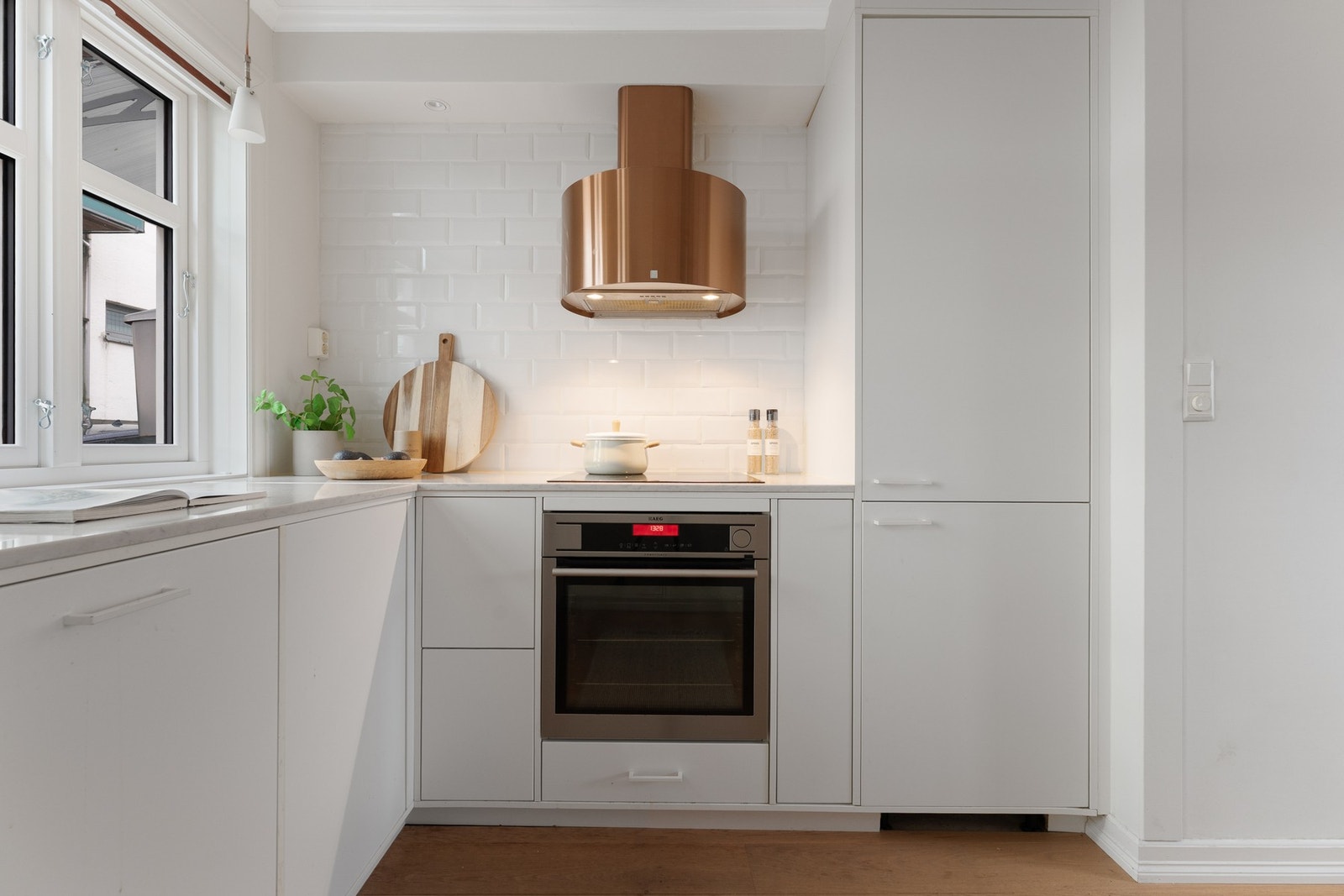 -Det er fliser over kokesonen, samt en lekker kjøkkenvifte - Galleribilde