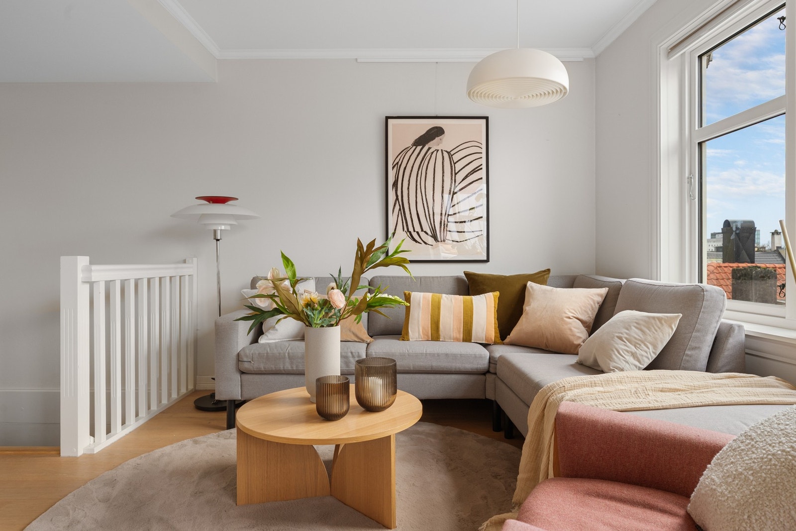 - Romslig stueløsning med store vinduer - Galleribilde