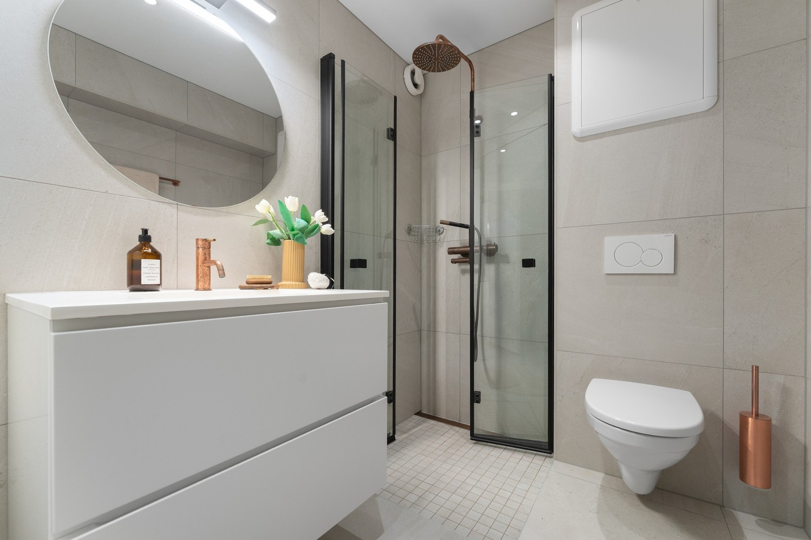 - Badet som ble renovert i 2019 er flislagt og inneholder vegghengt toalett, servantinnredning, dusjdører og opplegg for vaskemaskin - Galleribilde