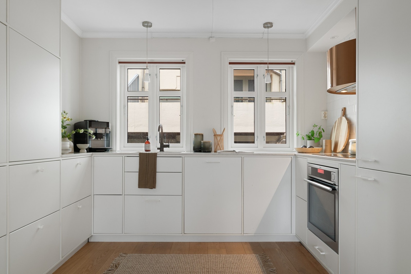 - Kjøkkenet var nytt i 2017 fra Kvik og har slette fronter og benkeplate i kompositt med underlimt vask - Galleribilde