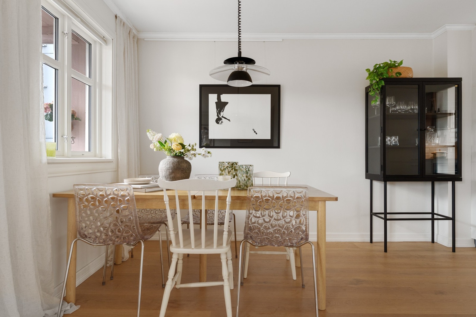 - Ved kjøkkenet er det en stor spisebordsone - Galleribilde