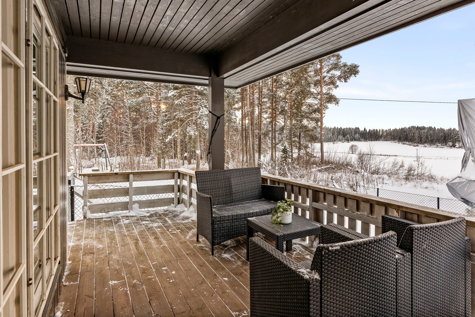 Boligen har stor terrasse og en fin hage. Galleribilde