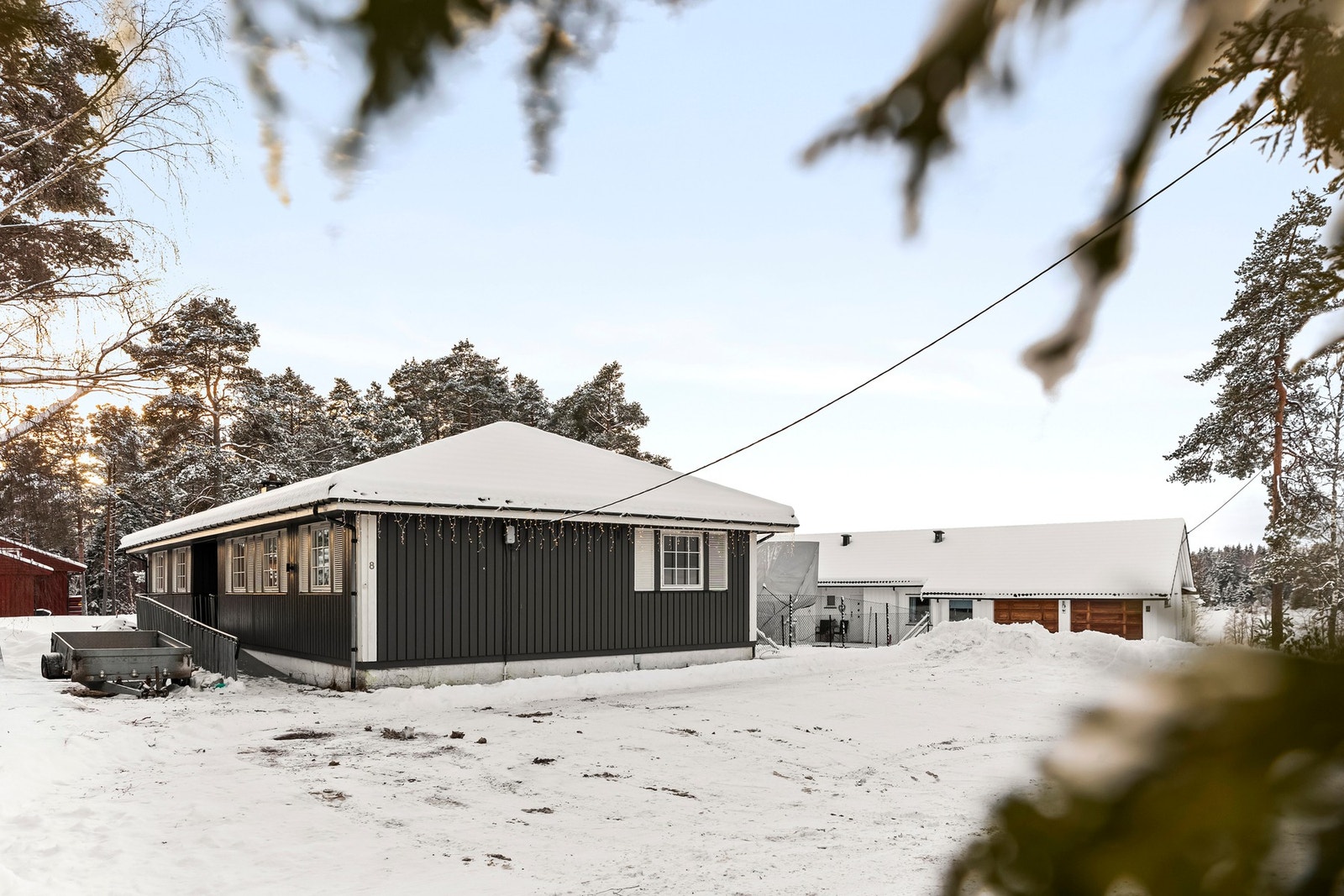 Boligen har nær beliggenhet til tjernet oppe i skogen. Det er flotte turmuligheter med blant annet lavvo og grillplasser/badeplasser om sommeren. Galleribilde
