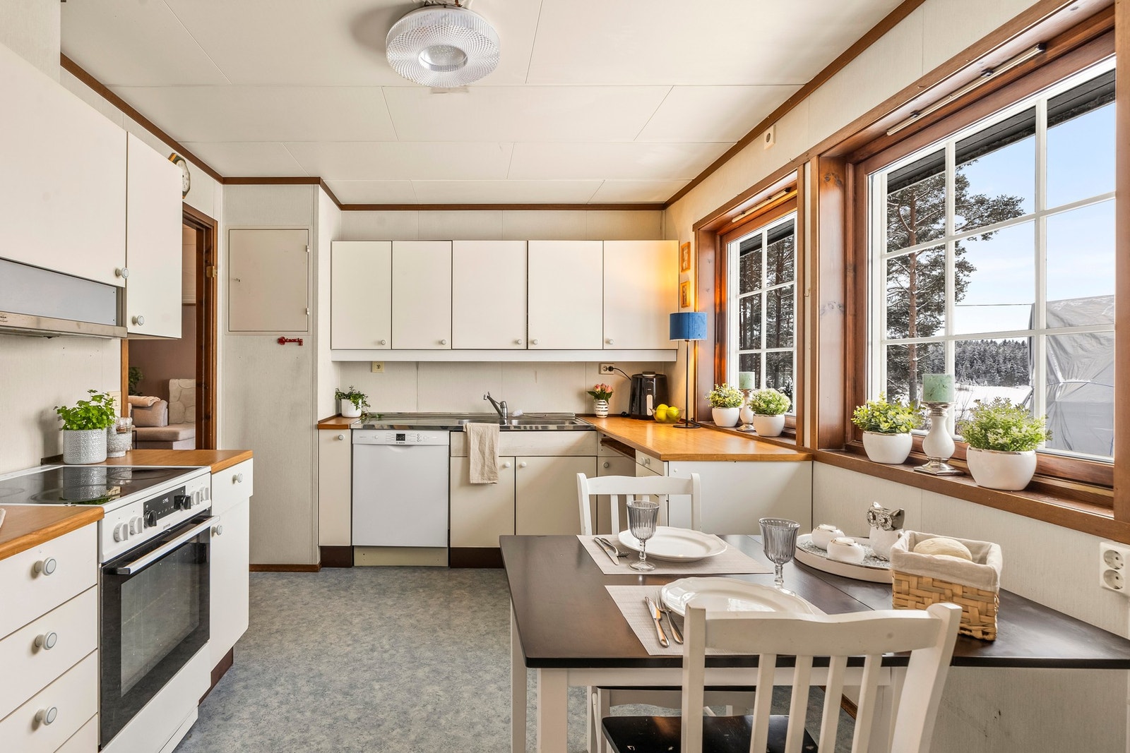 Kjøkkenet er hjemmekoselig. Det er behov for modernisering og fine muligheter for og ta ned veggen inn til kjøkkenet. Galleribilde