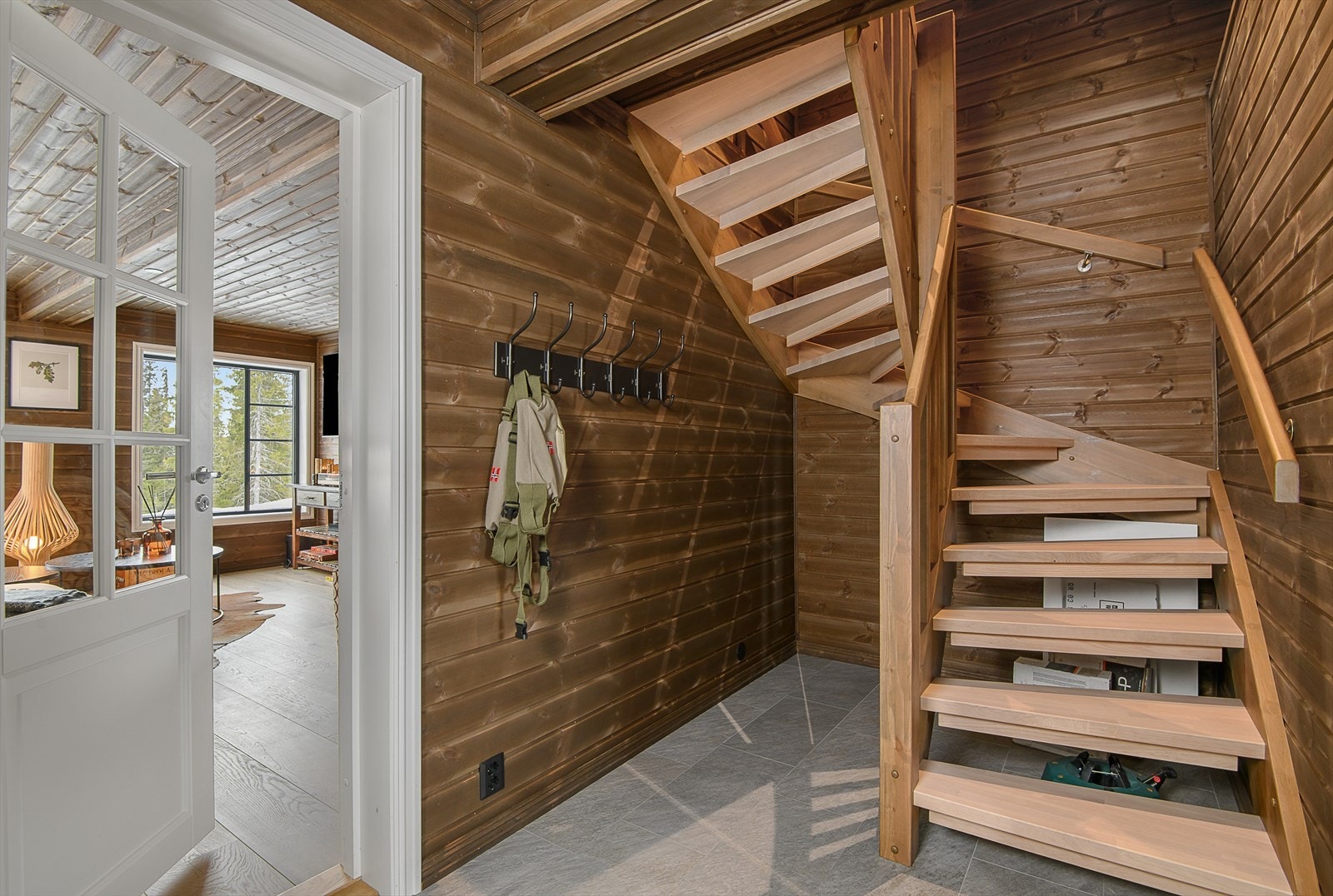 Fra gangen er det trapp opp til hemsen. Galleribilde