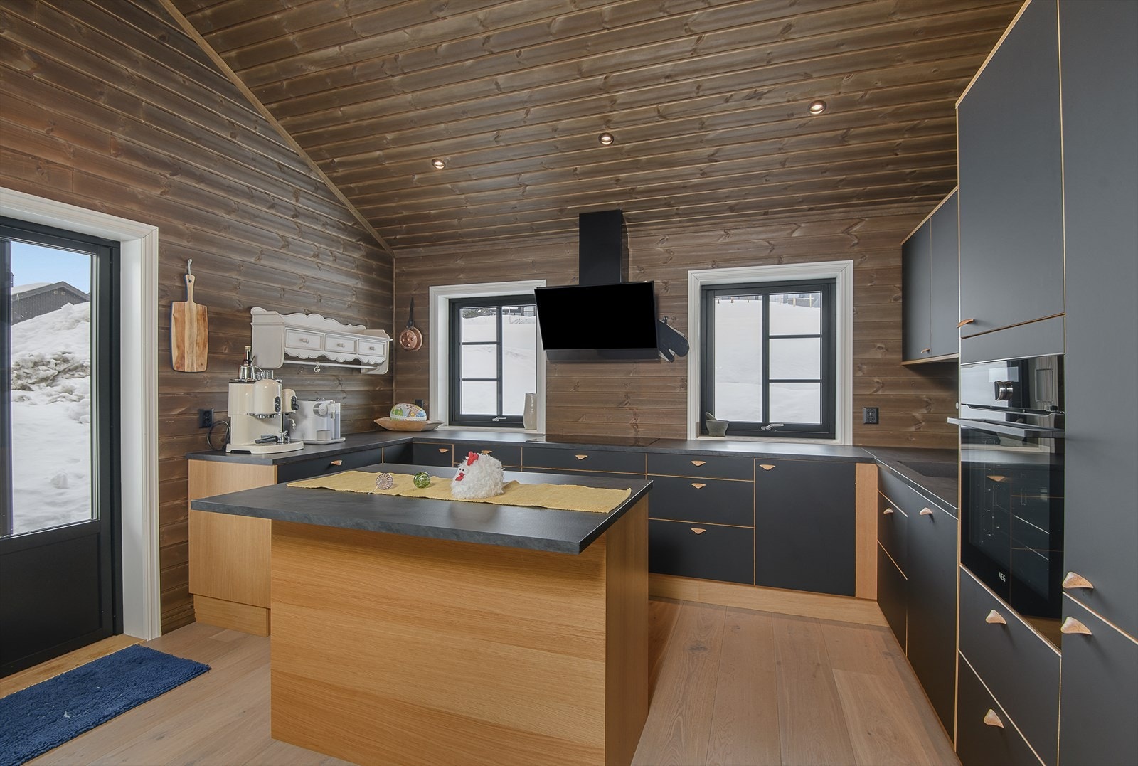 Det er et moderne og romslig kjøkken i hytta som har rikelig med skap-og benkeplass. Galleribilde