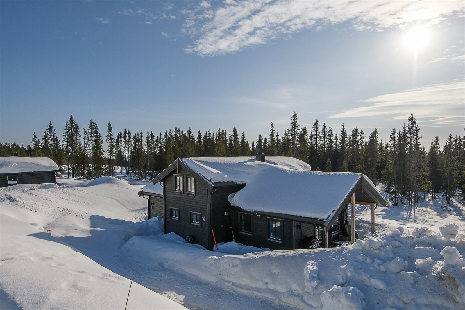 Biloppstillingsplass foran hytta. Galleribilde