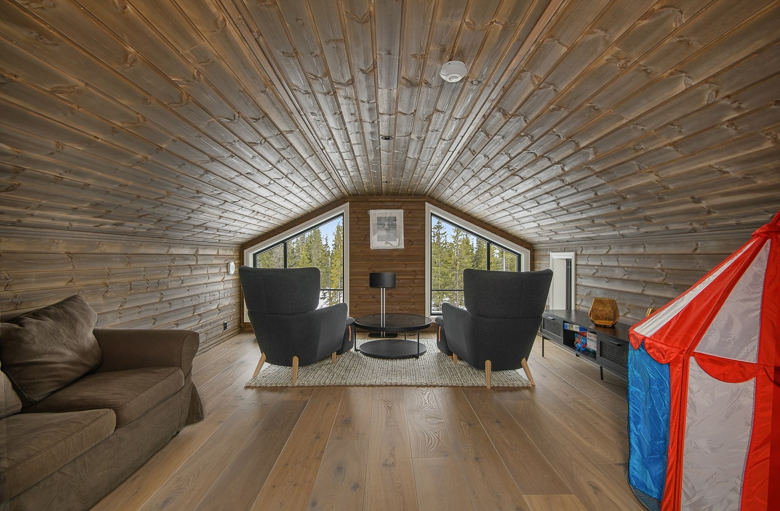 Hytta har en koselig loftstue. Kjærkommen ekstra oppholdsplass når en er mange på hytta. Galleribilde