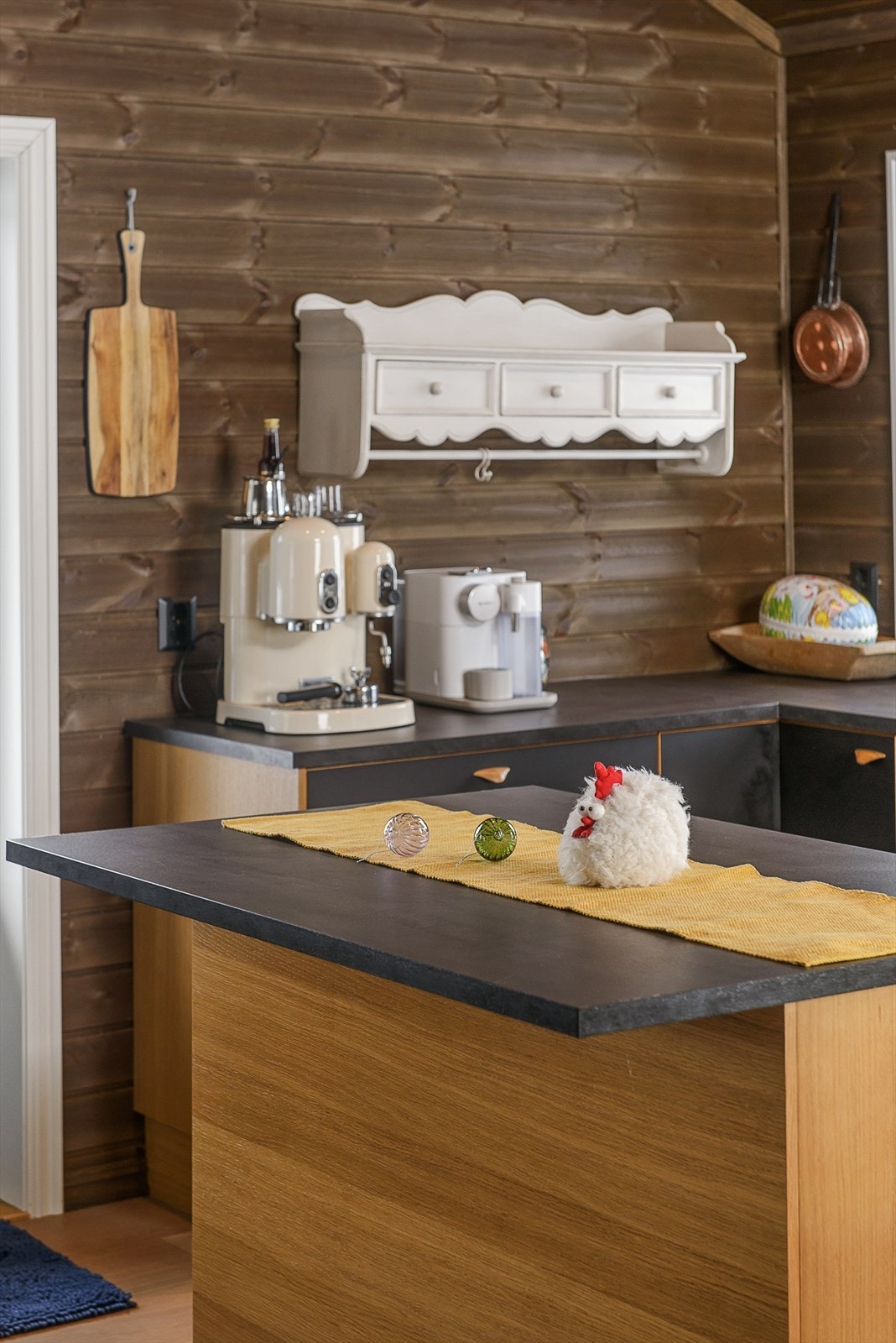 Praktisk kjøkkenøy med ekstra benkeplass eller spiseplass. Galleribilde