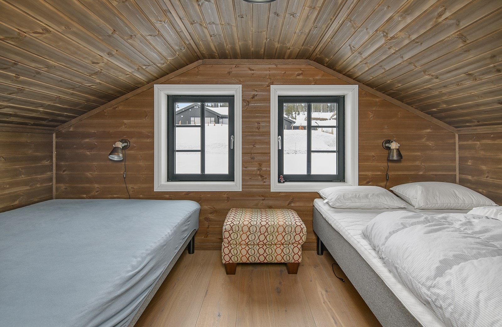 Hemsen har et stort rom innredet med 4 sengeplasser. Samme gjennomførte stil som resten av hytta. Galleribilde