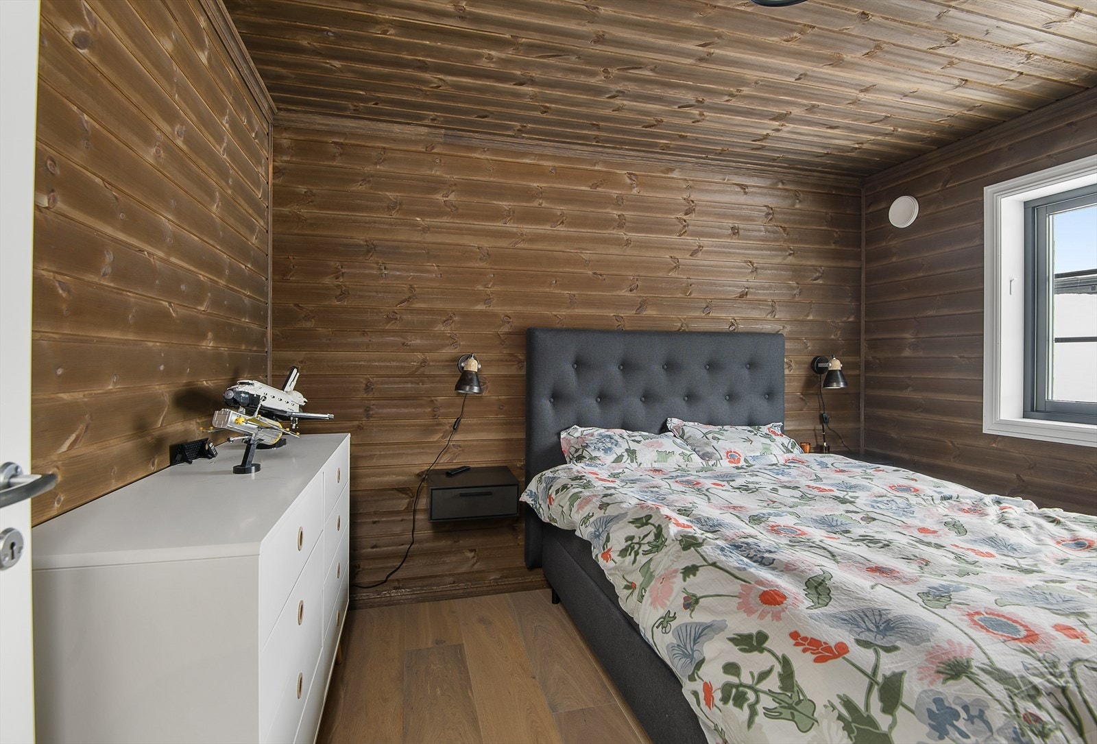 Soverom 1 med plass til dobbeltseng. Galleribilde