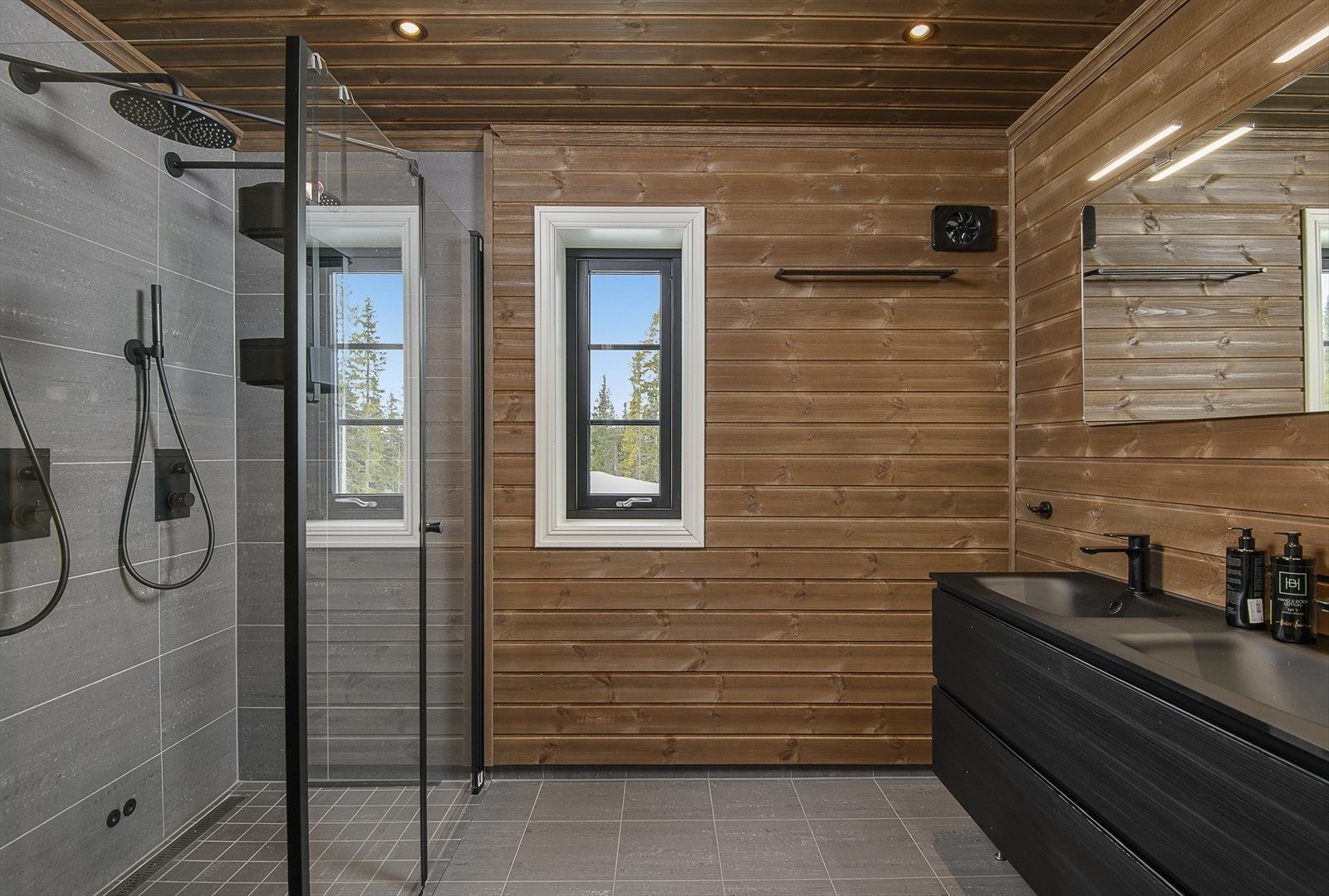 Delikat og romslig bad/wc. Lune og innbydende fargetoner. Galleribilde