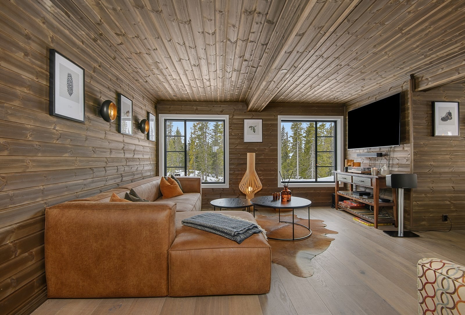 Lun og gjennomført stil i hytta. Tak og vegger er beiset i en tidsriktig fargetone som harmonerer fint med gulvet. Galleribilde