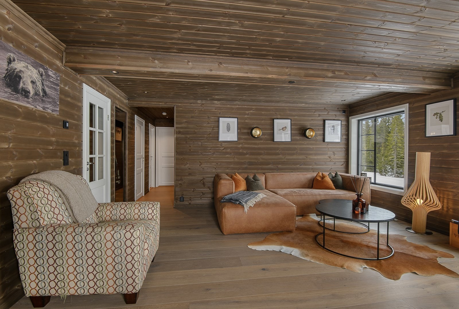 Det kommer fint naturlig lys inn i rommet gjennom store vindusflater. Galleribilde